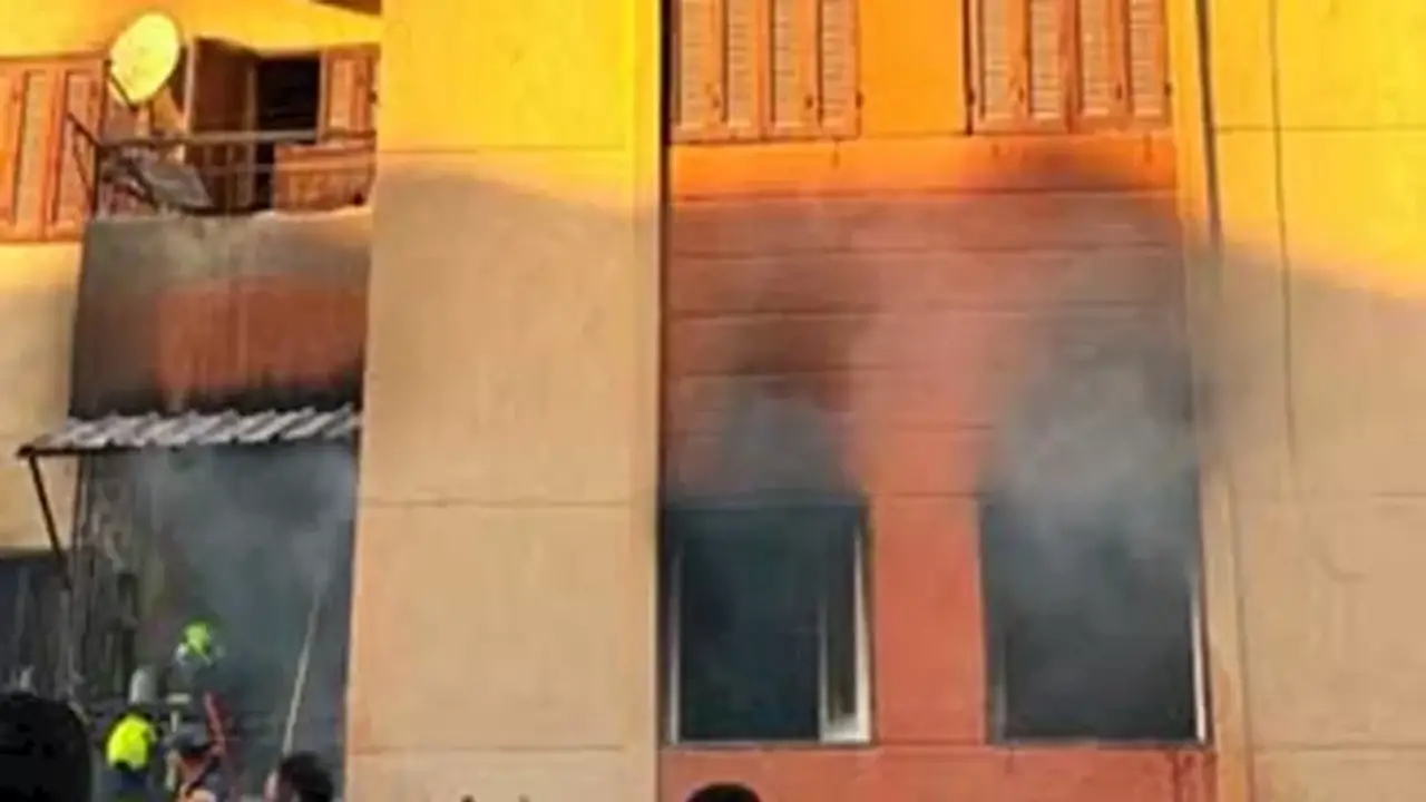 زوج يشعل النيران في شقة سكنية بطور سيناء هاربًا بعد خلافات أسرية (فيديو وصور)