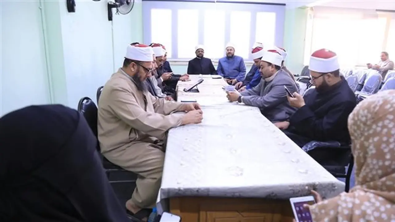 الدكتور محمد الجندي يتابع مجلس قراءة كتاب (الخصائص المحمدية) للإمام السيوطي في الإسكندرية