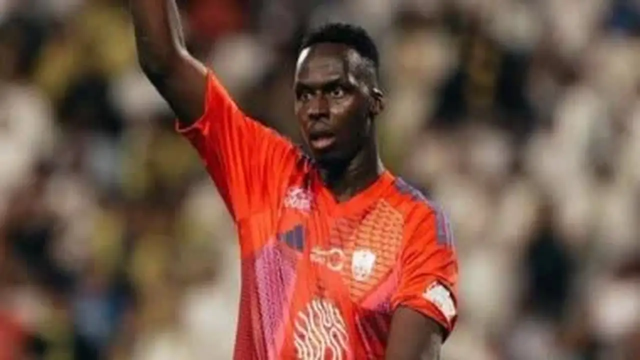 أهلي جدة يستعد لإشراك إدوارد ميندي أمام الأنوار في كأس خادم الحرمين