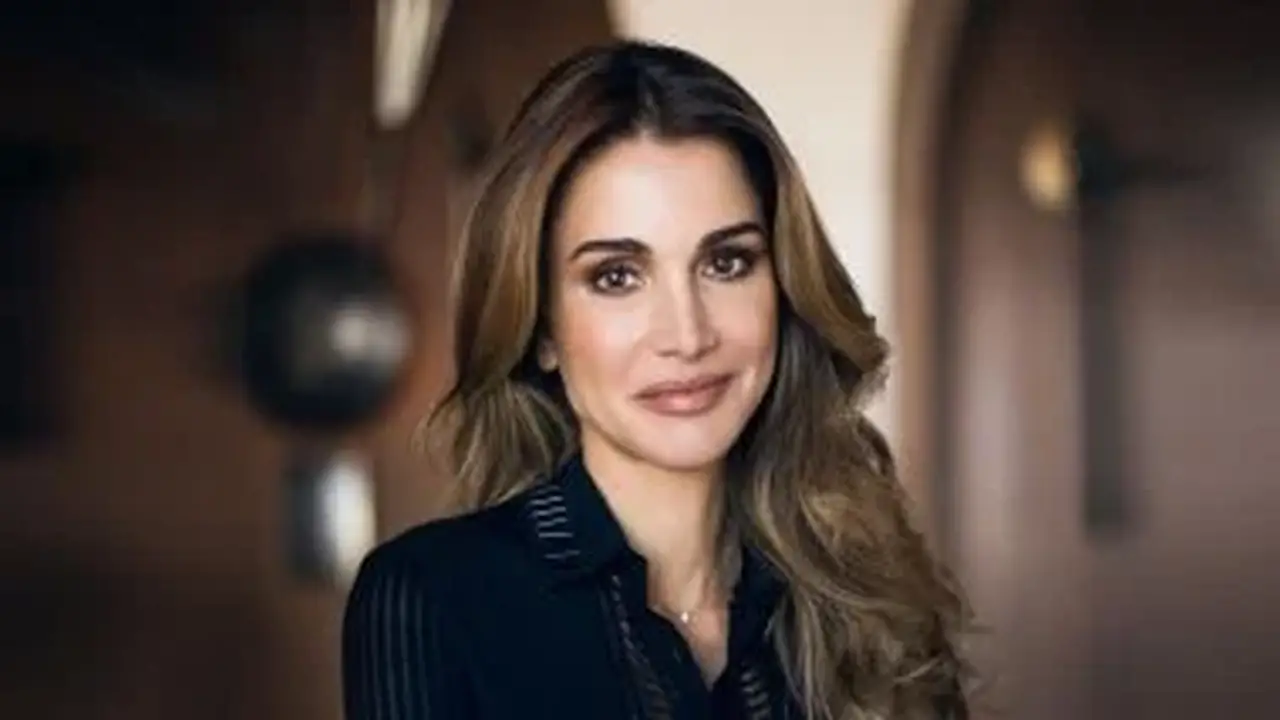 الملكة رانيا تهنئ ابنتها الأميرة إيمان بمناسبة ولادة توأمتيها