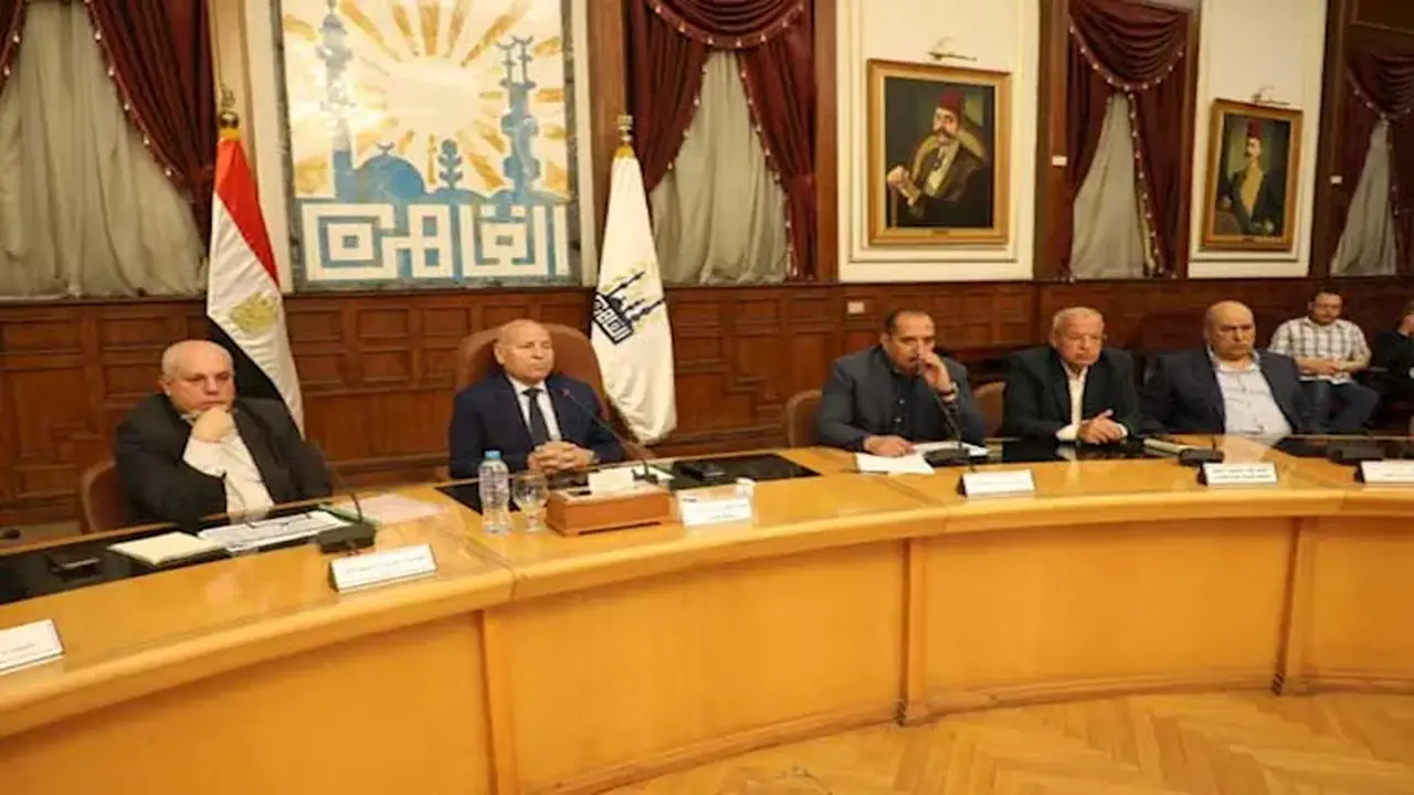 محافظ القاهرة يتابع إجراءات التصالح في مخالفات البناء ويشدد على أهمية الإنجاز