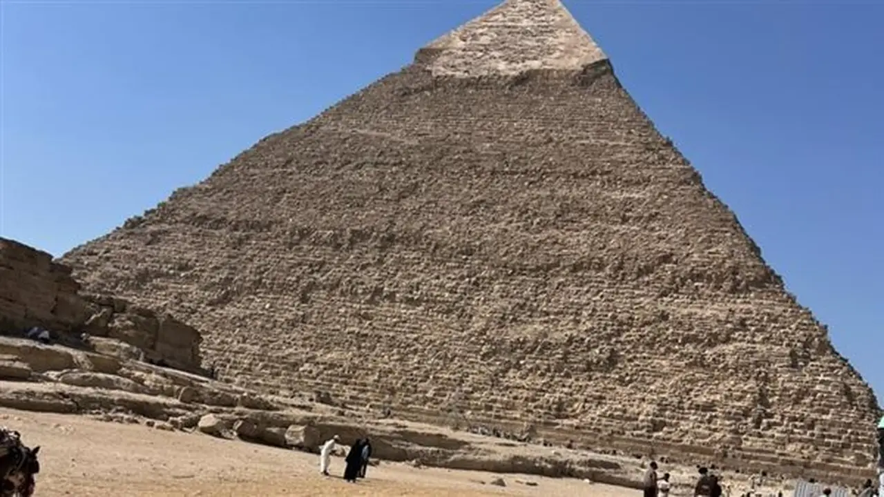 إخلاء سبيل أجنبي وفتاة مصرية بكفالة بعد واقعة مسيئة أمام الأهرامات