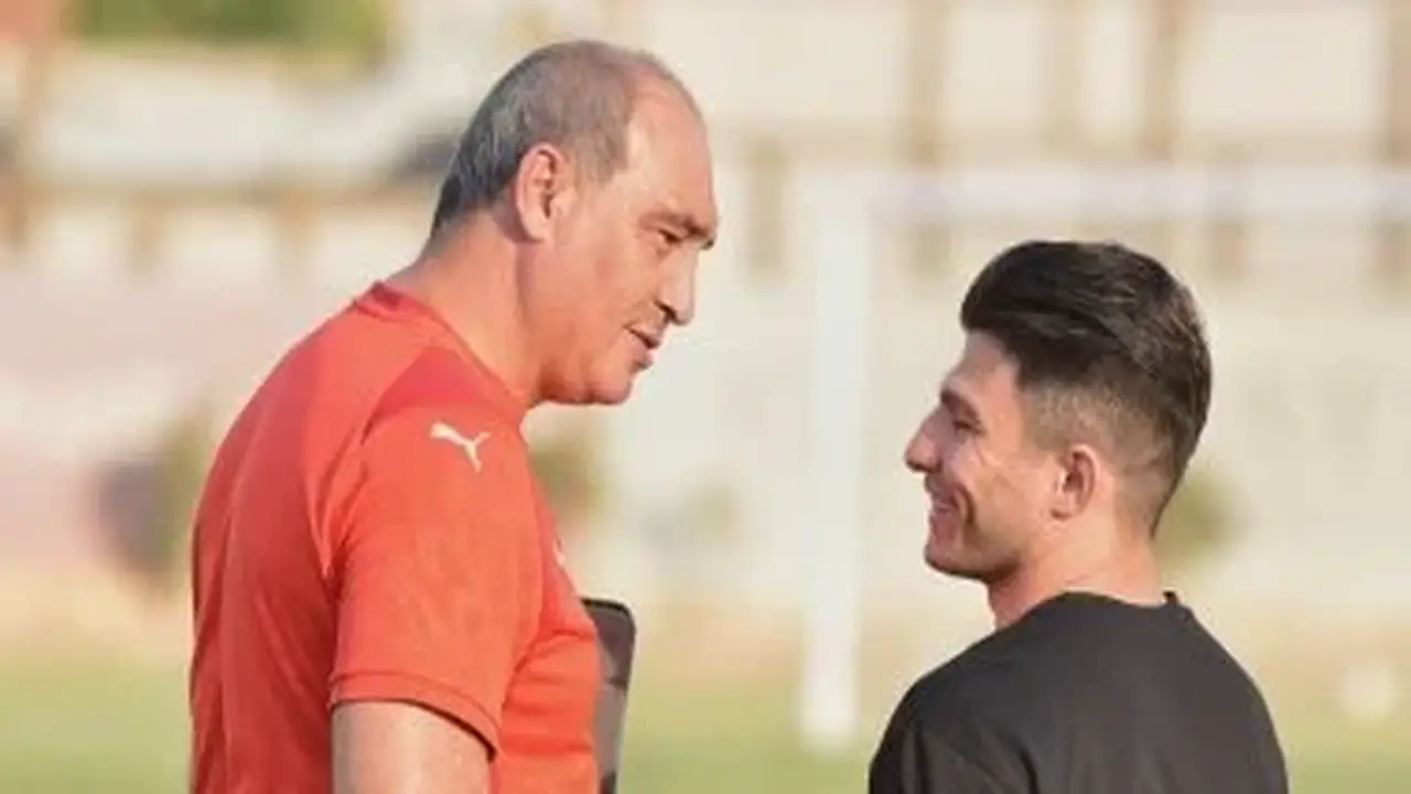 إسلام عيسى يتواجد في مران سيراميكا استعدادًا للموسم الجديد