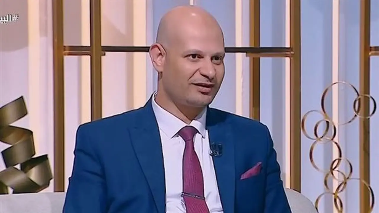 “معًا لكن منفصلين”.. أستاذ علم اجتماع يوضح أسباب عزلة الأسرة في عصر السوشيال ميديا