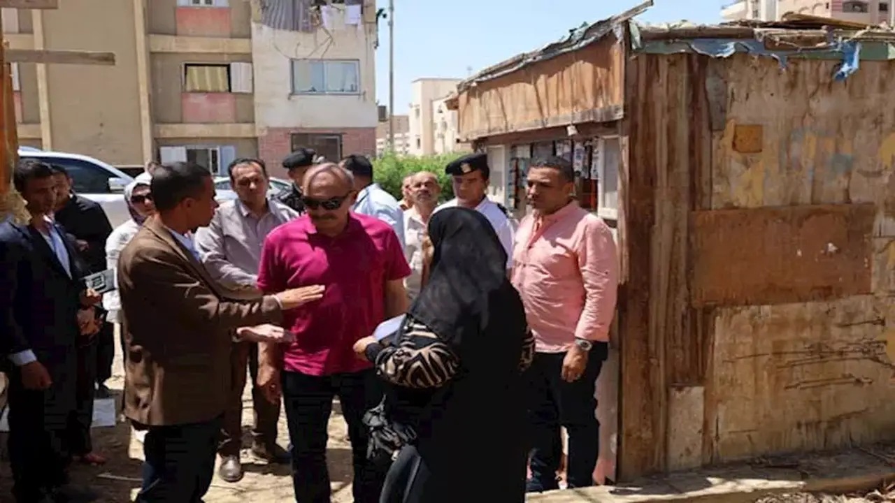 محافظ السويس يحقق في شكاوى المواطنين خلال جولة ميدانية بحيَي المدينة والأربعين