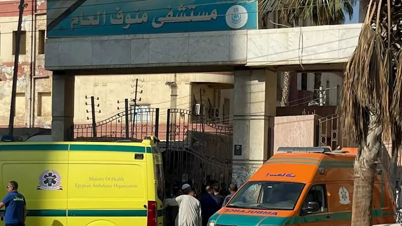 أهالي ضحايا ميكروباص العمال يتوافدون على مستشفى منوف في أجواء من الحزن – فيديو وصور