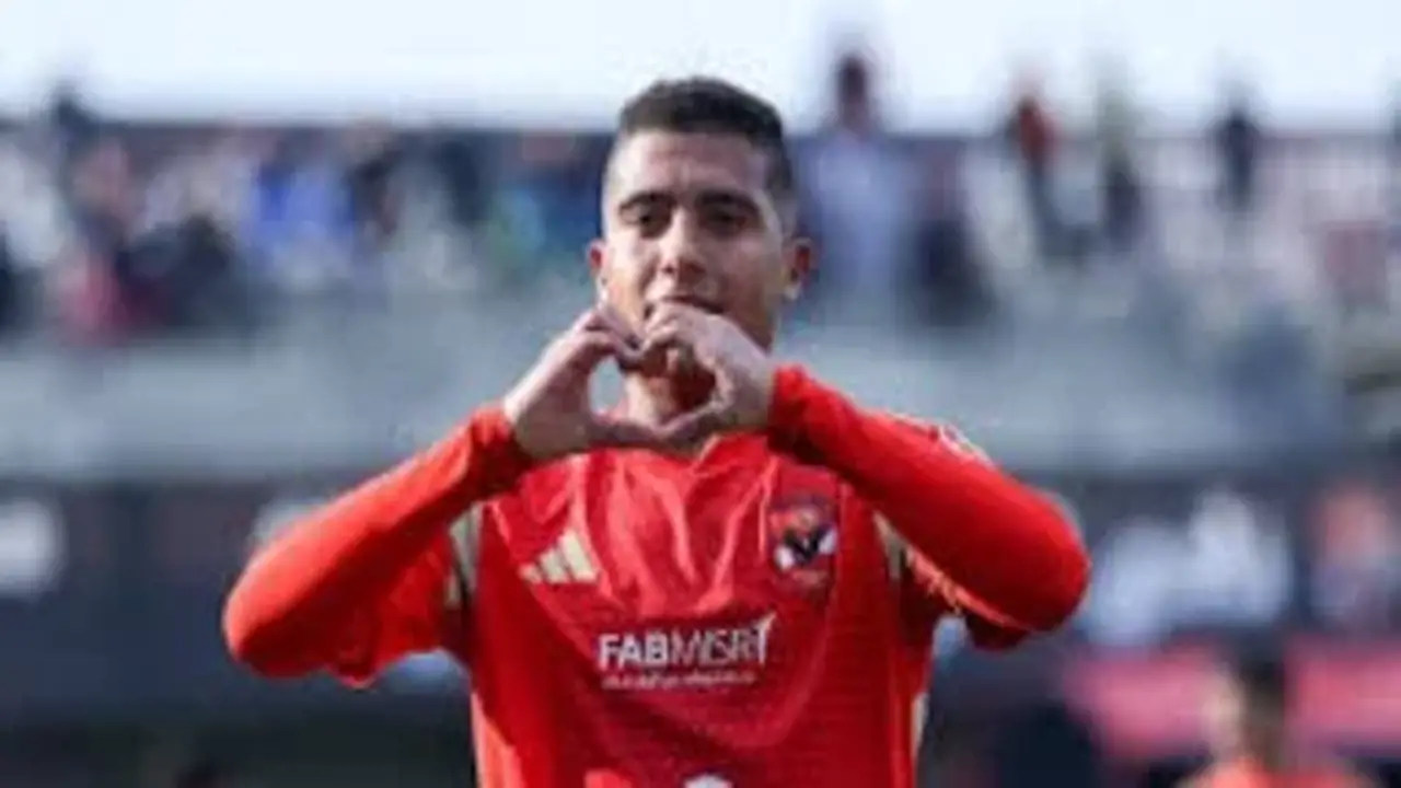 الأهلي يوافق على انتقال مهاجم الشباب حسام عادل إلى بتروجت