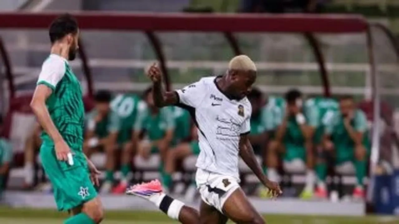 الاتحاد يتفوق على النجمة بهدفين نظيفين في الشوط الأول من كأس خادم الحرمين