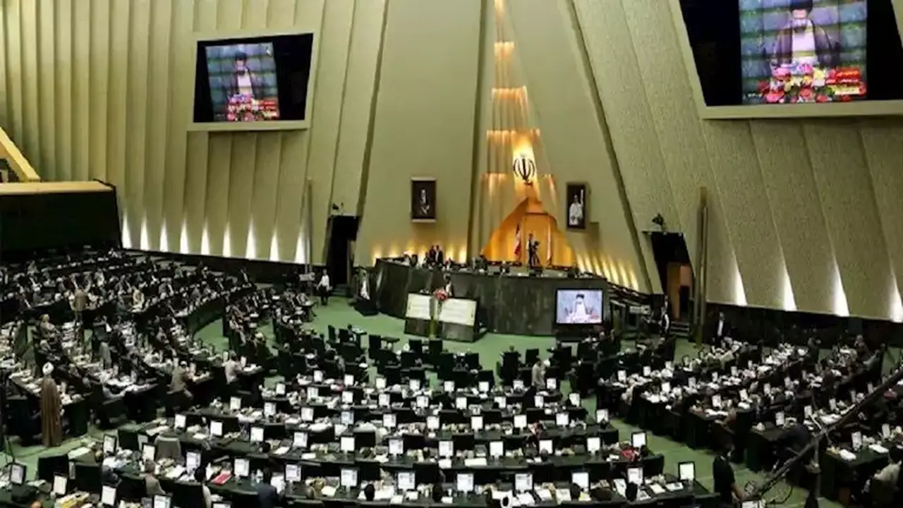 البرلمان الإيراني يناقش مشروع قانون إدارة مضيق هرمز في جلسة عن بُعد