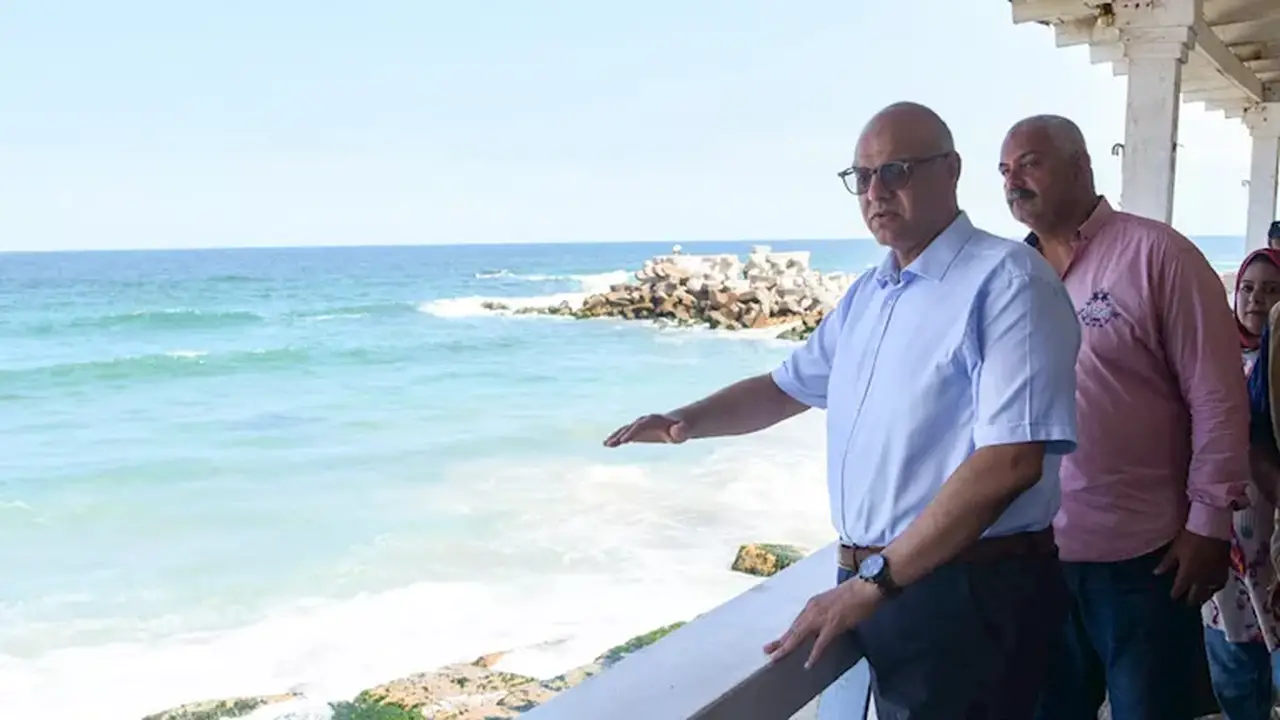 إزالة منشأة تحجب رؤية البحر في الإسكندرية للمرة الثانية خلال أيام – صور