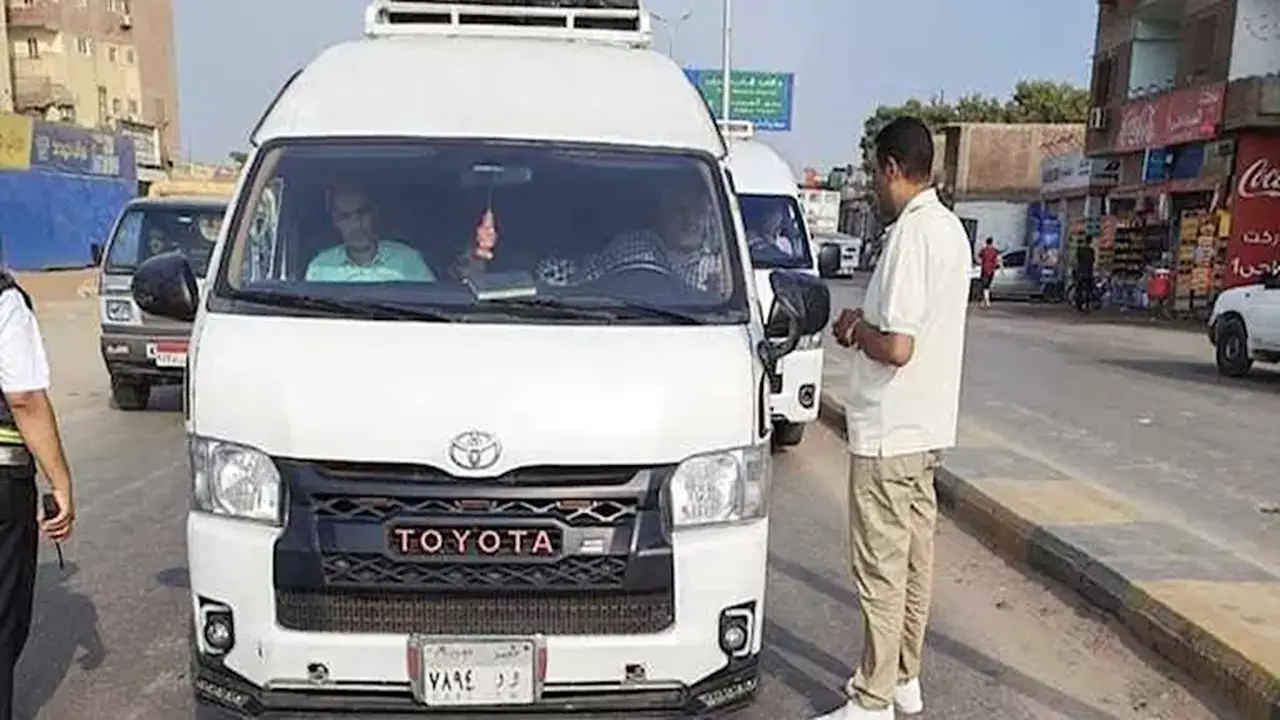 محافظة الجيزة تسلم 20 رخصة سرفيس جديدة لدعم النقل في البدرشين ومدن الجنوب