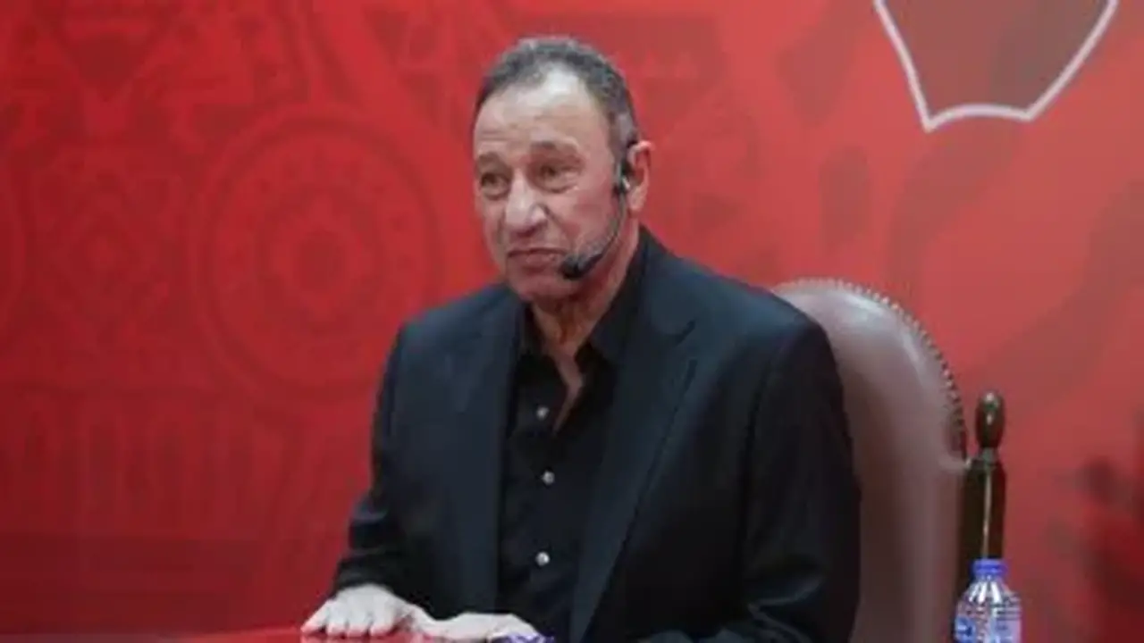 الخطيب يتابع عن كثب معسكر الأهلي في إسبانيا