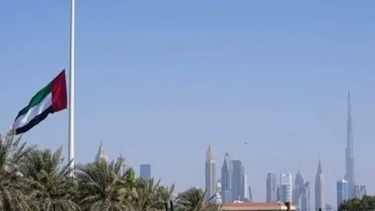 الدفاع الجوي الإماراتي يرصد تهديدًا صاروخيًا ويدعو المواطنين للبقاء في أماكن آمنة