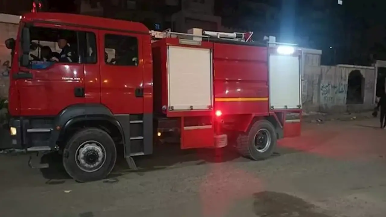 خمسة سيارات إطفاء للسيطرة على حريق في ثلاثة محلات بقوص قنا