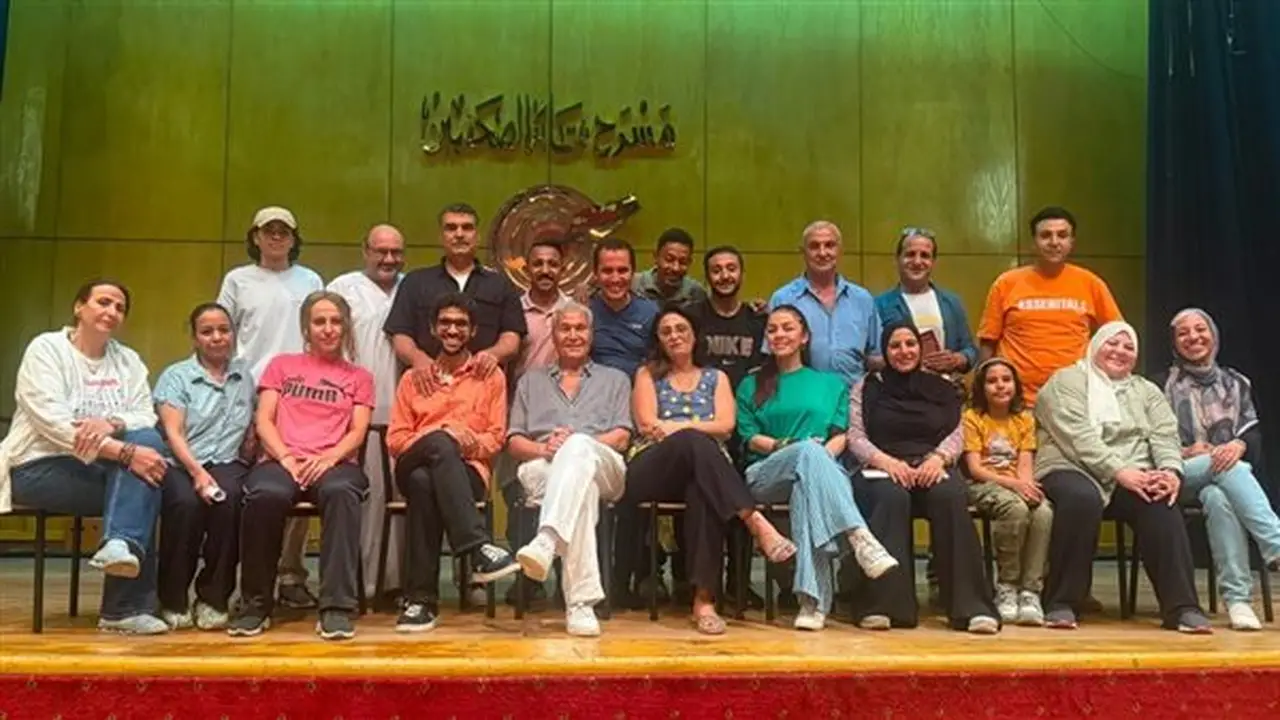 «الديناصور»: عرض مسرحي يستعرض صناعة التريند والشائعات على مسرح نقابة الصحفيين