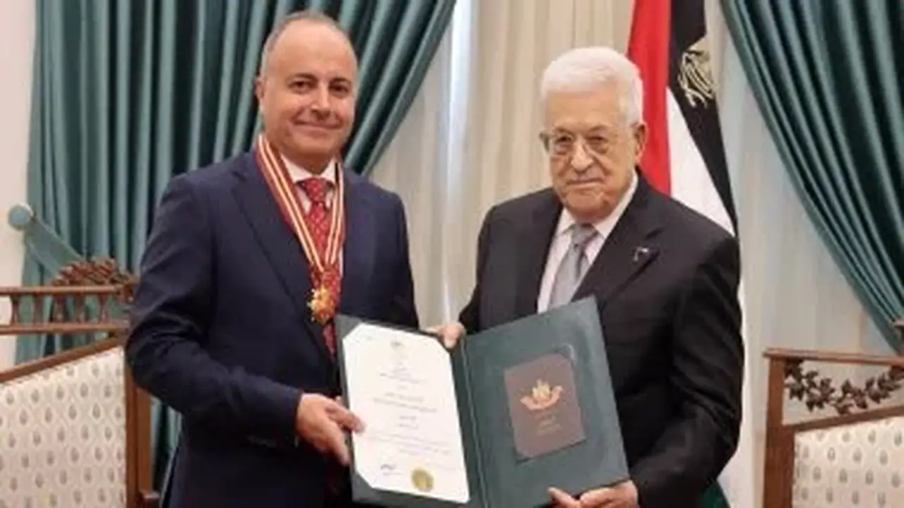الرئيس محمود عباس يمنح سفير مصر لدى فلسطين وسام نجمة القدس