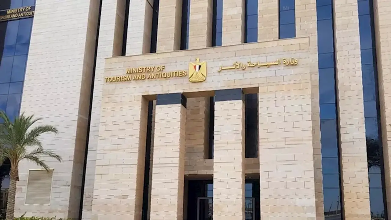 وزارة السياحة توضح حقيقة تصوير أجنبي لمقاطع فيديو في مواقع مغلقة