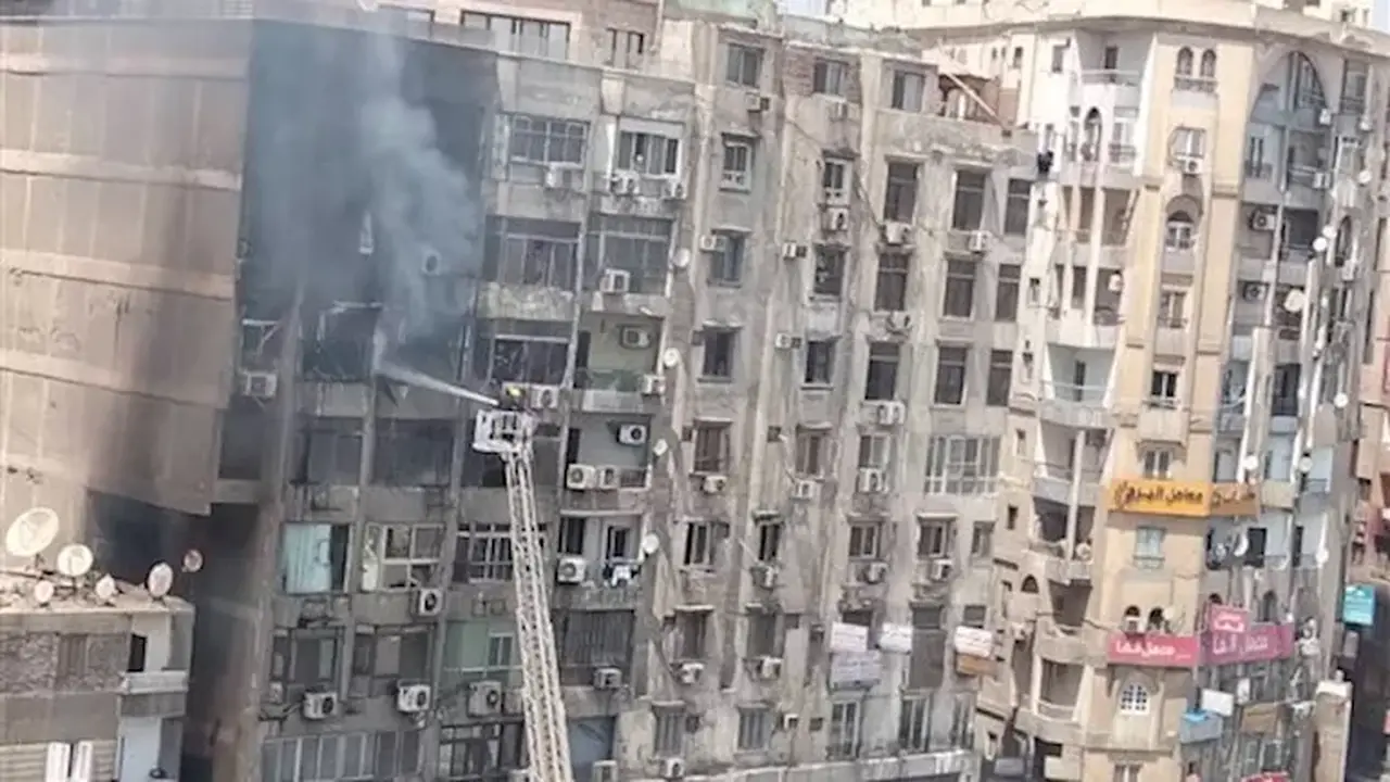 إخماد حريق في شقة سكنية أمام كلية التربية الرياضية في فيصل دون إصابات
