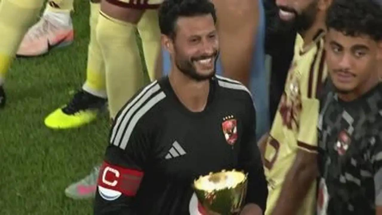 محمد الشناوي يتسلم جائزة المركز الثاني في كأس خوان جامبر بعد خسارة الأهلي من برشلونة