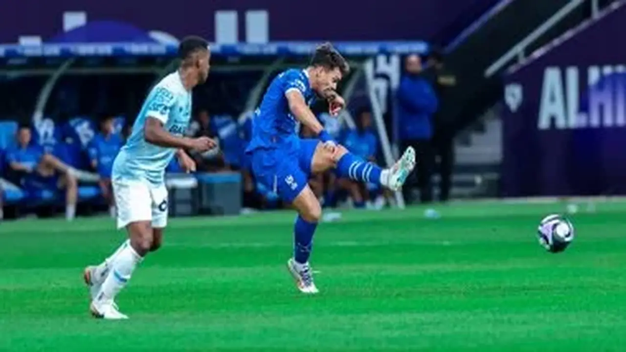 الهلال يتقدم على الفيحاء بهدف سافيتش في الشوط الأول