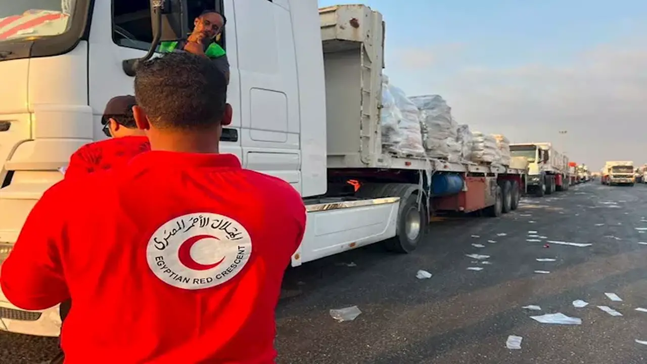الهلال الأحمر المصري يرسل 58 ألف سلة غذائية وأطنان من المساعدات إلى غزة
