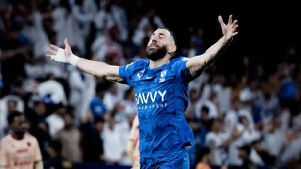 الهلال السعودي يدرس إنهاء عقد كريم بنزيما بعد رفضه الانتقال