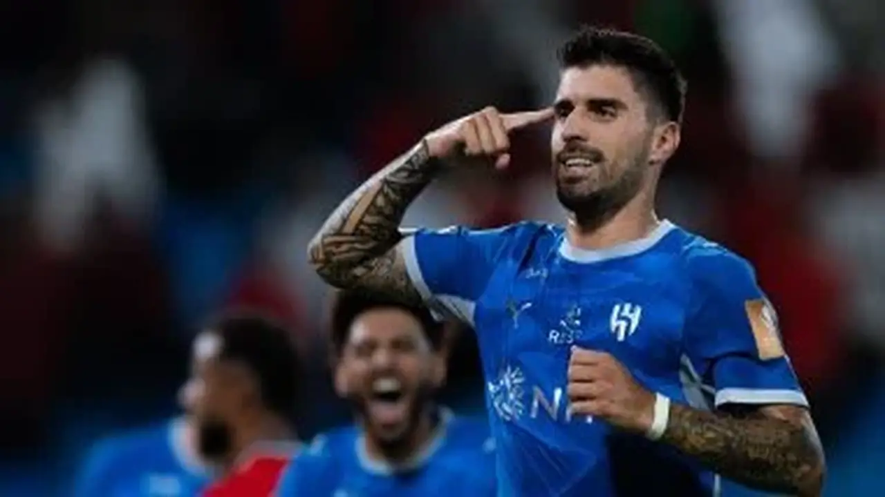 الهلال يتقدم على الرائد بهدف نظيف في الشوط الأول بكأس خادم الحرمين