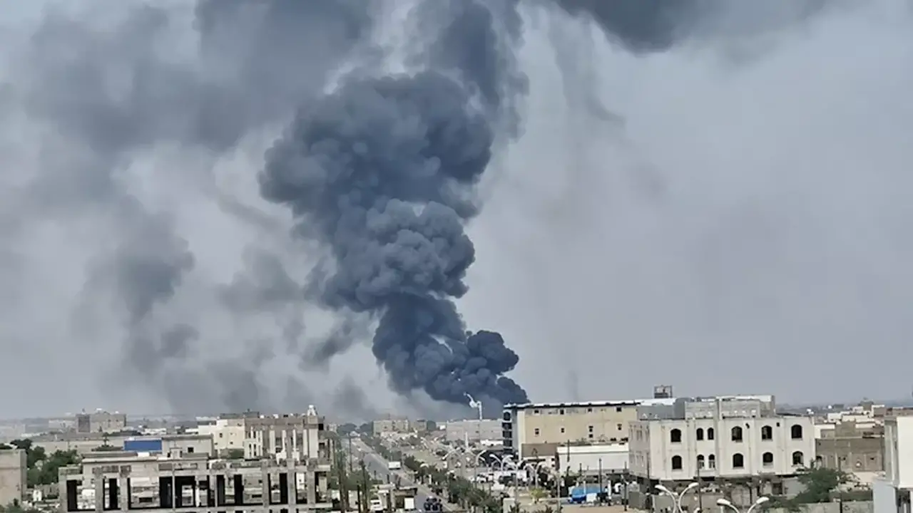 اليمن: مقتل شخص وإصابة 8 آخرين جراء قصف حوثي على ميناء المخا