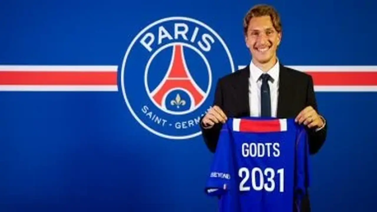 باريس سان جيرمان يتعاقد مع ميكا جودتس موهبة أياكس حتى عام 2031