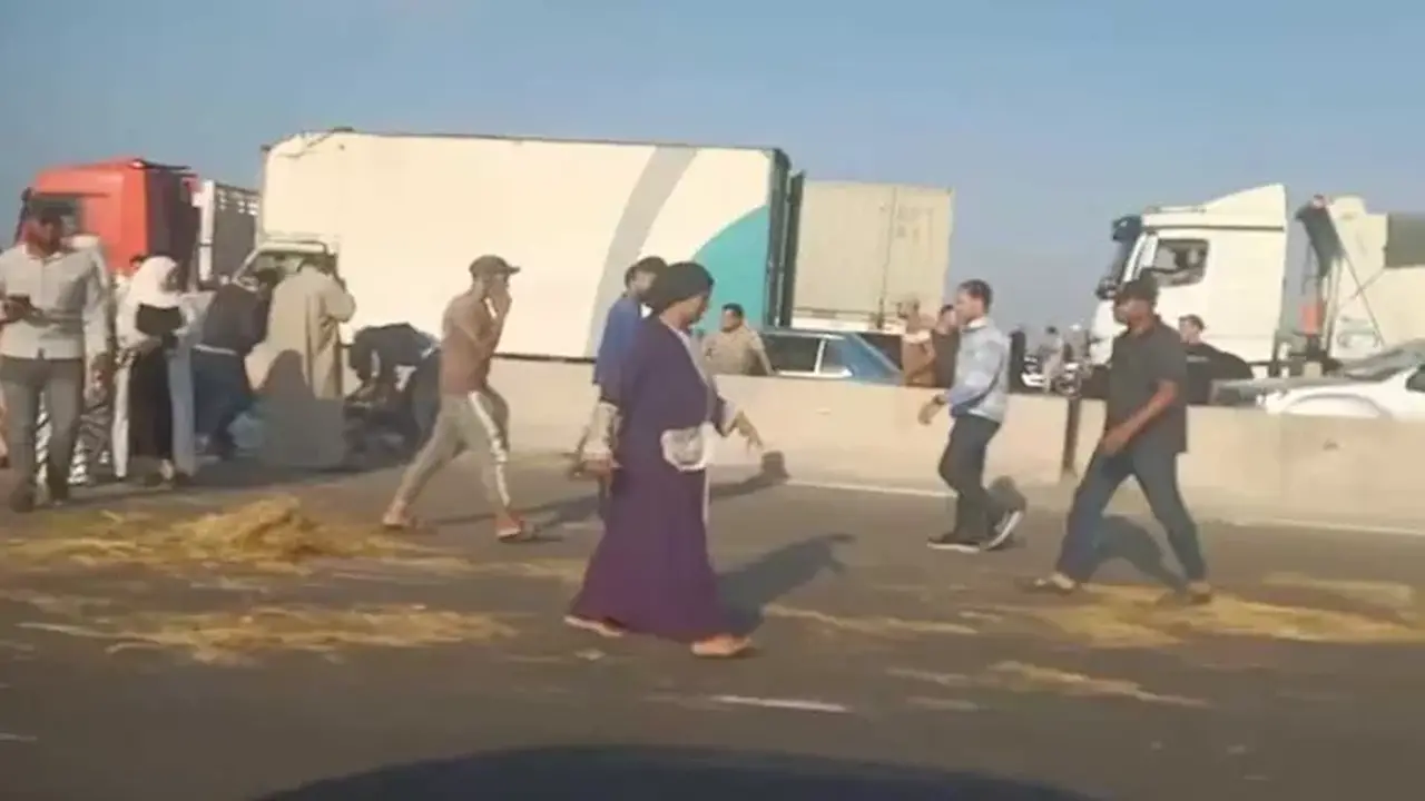 إصابة 16 عاملًا بينهم طفل في انقلاب سيارة ربع نقل بمحور 30 يونيو