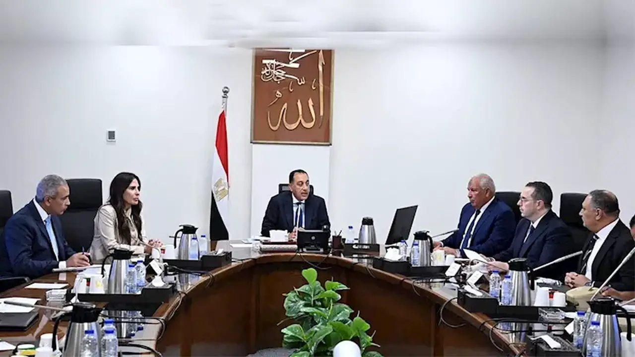 مدبولي يناقش تطوير الساحل الشمالي ومشروعات البنية التحتية في مطروح