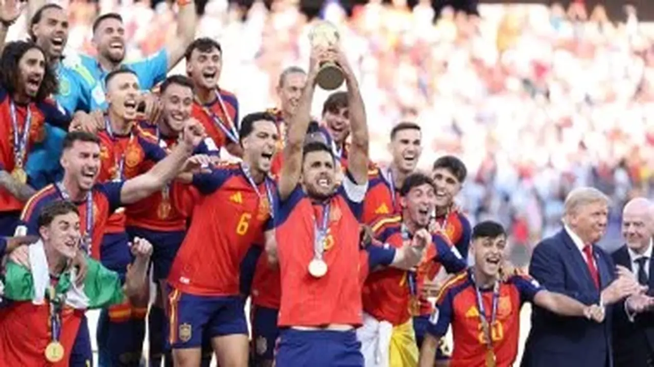 برشلونة يحتفي بأبطاله المتوجين بكأس العالم في احتفالية مميزة