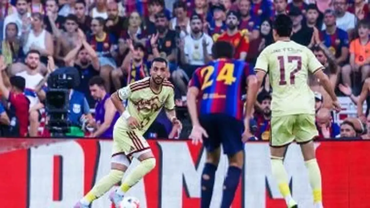 برشلونة يتوج بكأس خوان جامبر بعد الفوز على الأهلي 2-1