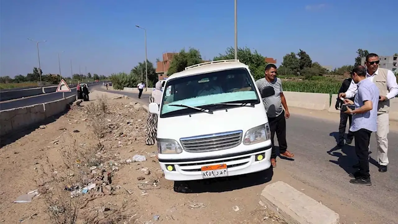 محافظ المنوفية يضبط ميكروباص يسير عكس الاتجاه بعد تفقده مصابي حادث كفر داود – صور