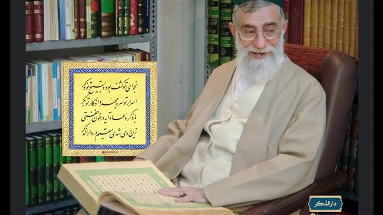صورة نادرة لعلي خامنئي يتلو القرآن الكريم بعد 40 يومًا على دفنه