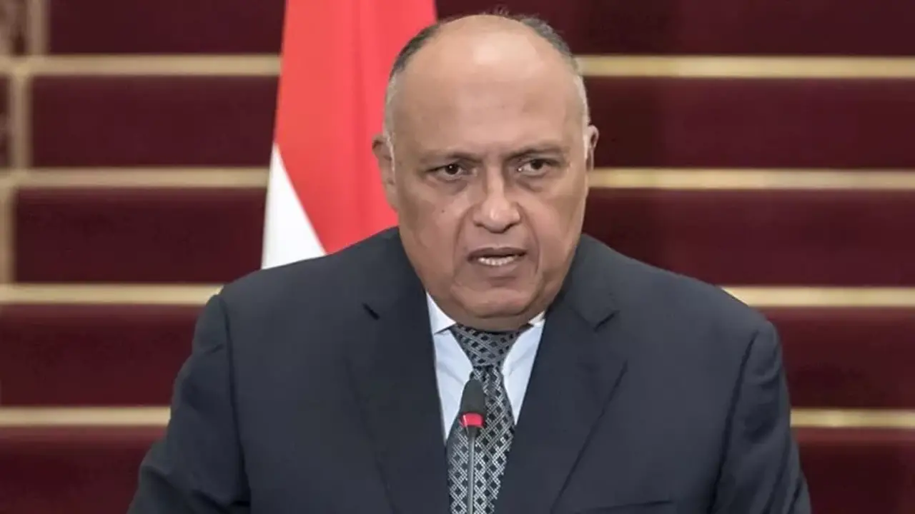 سامح شكري يغادر المستشفى بعد وعكة صحية ويطمئن محبيه