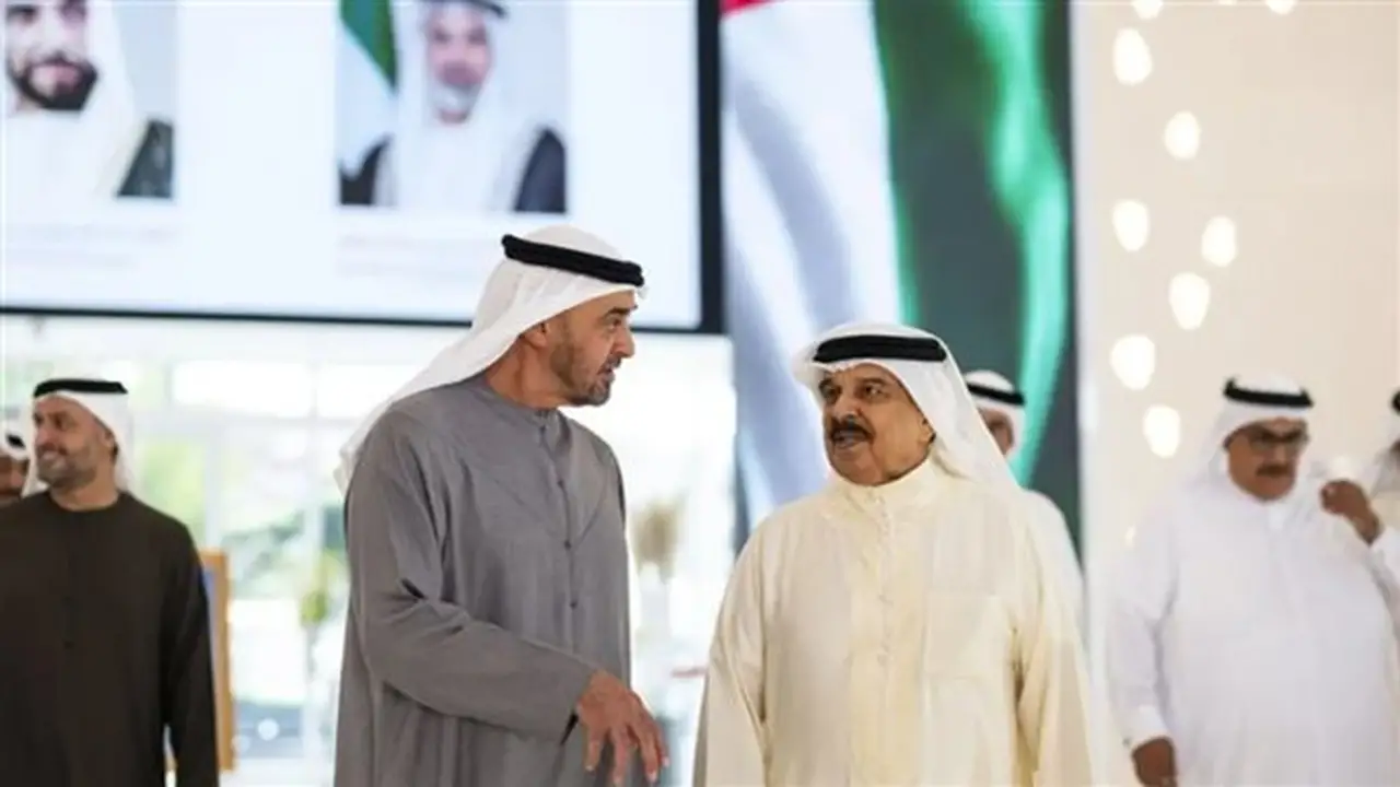 بن زايد والملك حمد يبحثان تعزيز التعاون والقضايا الإقليمية والدولية