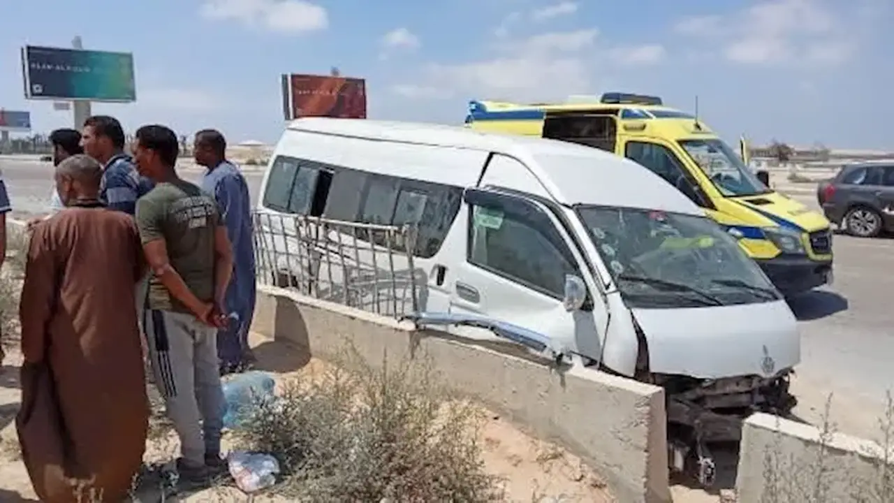 إصابة 15 شخصًا بينهم أطفال في انقلاب ميكروباص بطريق مطروح – صور