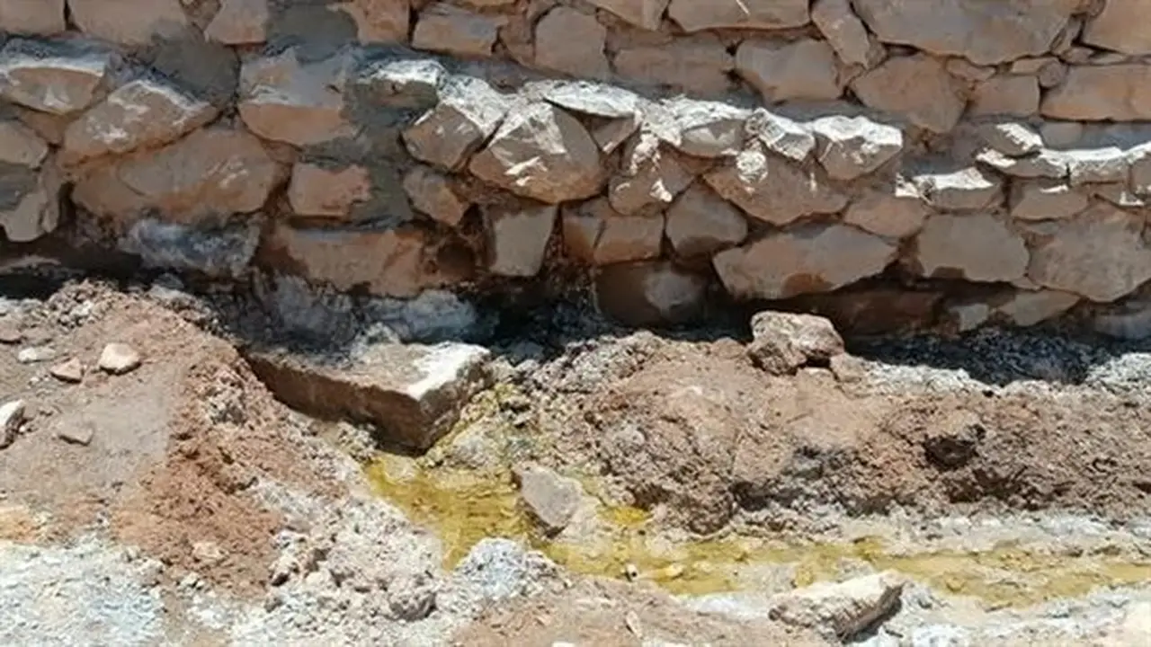 أزمة تسريب المياه في نجع السايح بأسوان تهدد المنازل والأهالي يطالبون بحل جذري