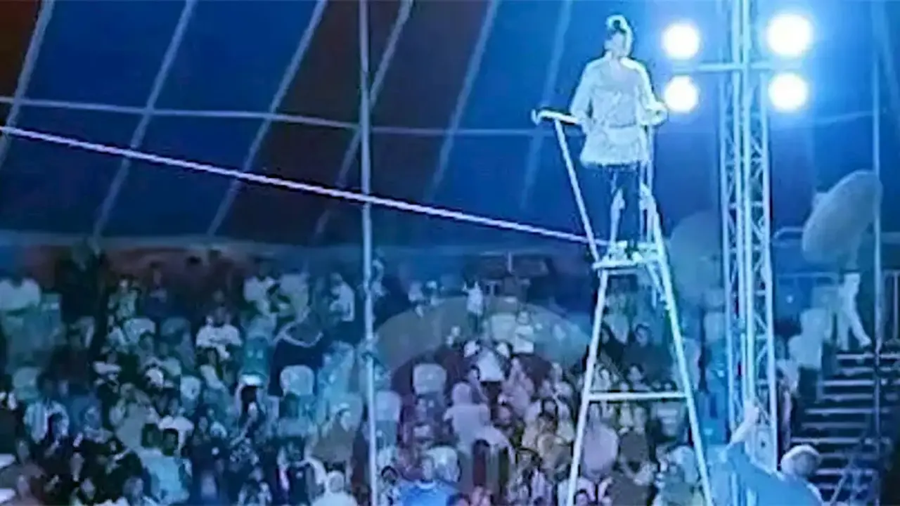 سقوط لاعبة سيرك جمصة من ارتفاع 5 أمتار يثير الرعب بين الجمهور