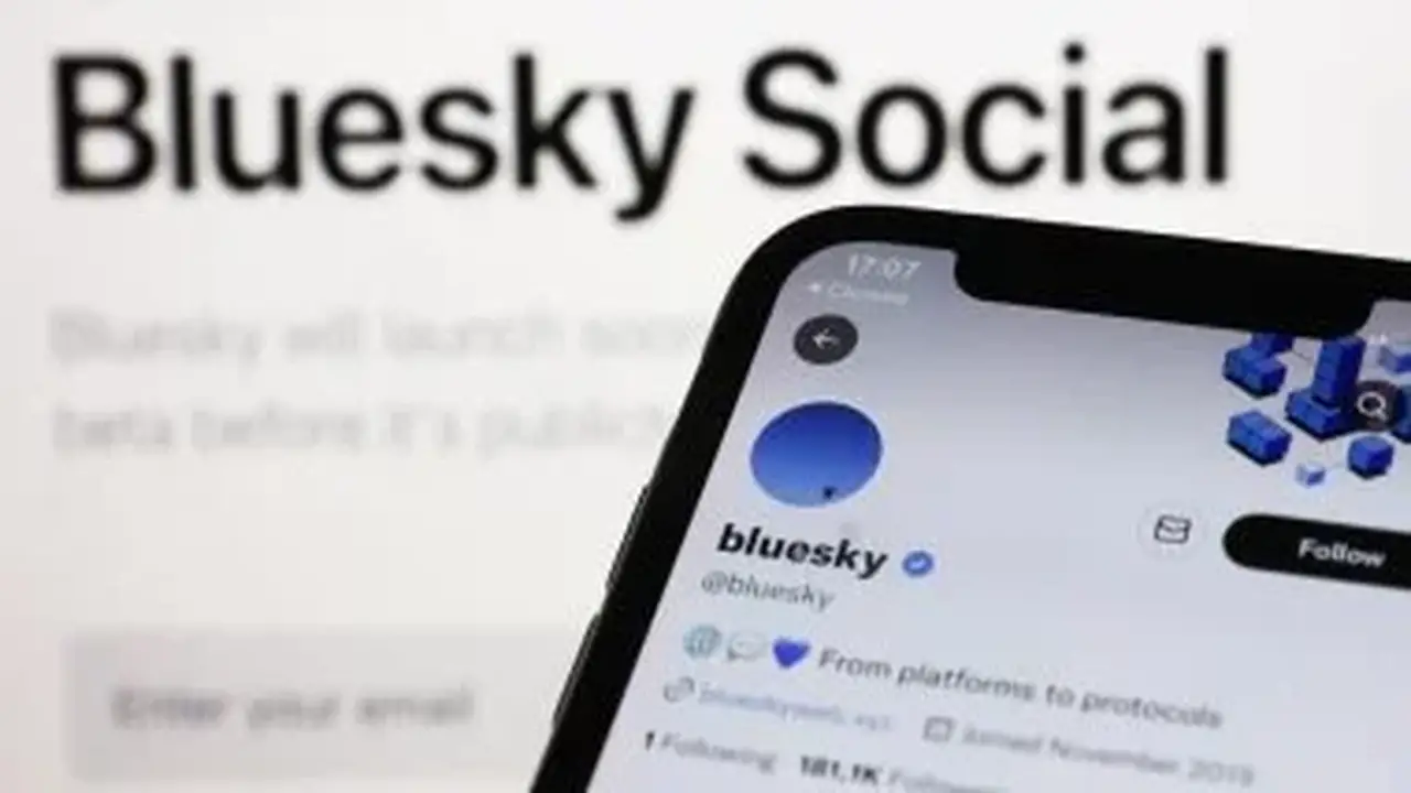 تراجع مستخدمي Bluesky بأكثر من 50%.. هل يفقد منافس X بريقه؟