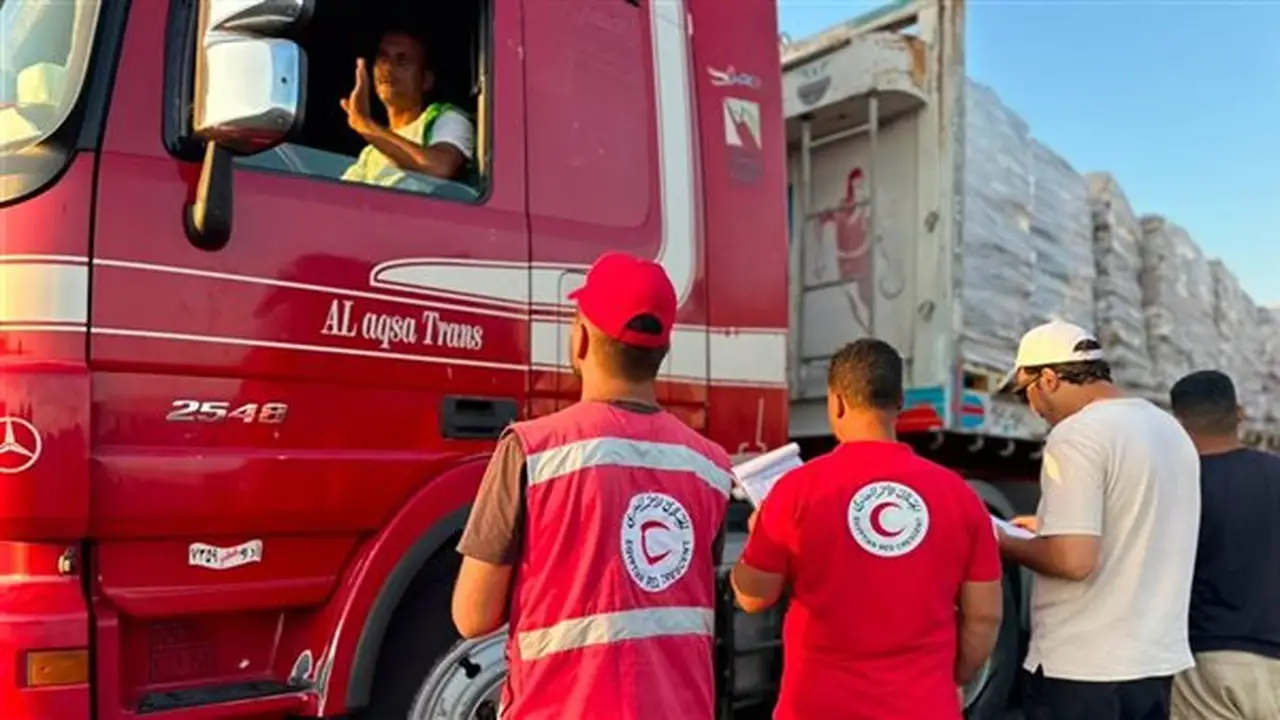 الهلال الأحمر المصري يطلق القافلة رقم 260 من المساعدات الإنسانية إلى غزة تزامنًا مع اليوم العالمي للعمل الإنساني