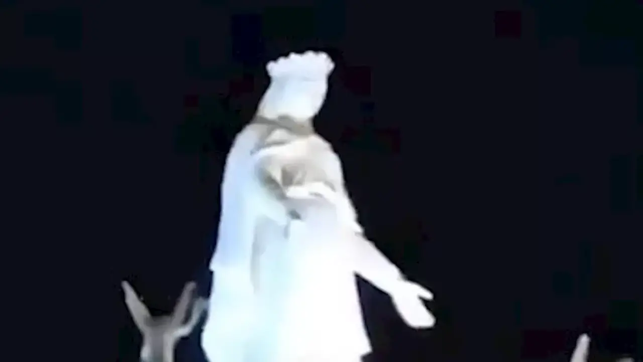 نور مضيء وحمامة حول تمثال العذراء بدير درنكة خلال احتفالات الصيام – صور