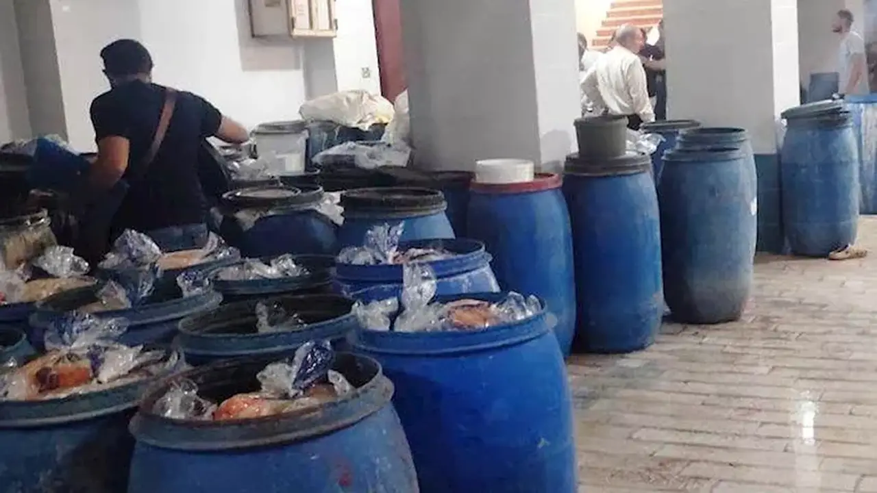 تشميع معمل مخللات وضبط أغذية منتهية الصلاحية في أسوان