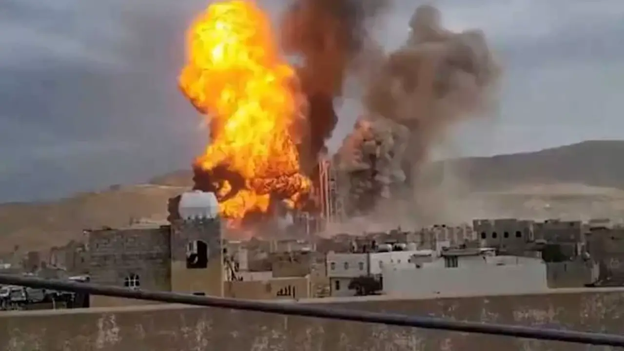 تصعيد عسكري في الساحل اليمني: هجمات حوثية بالصواريخ والمسيّرات تستهدف مدينة المخا
