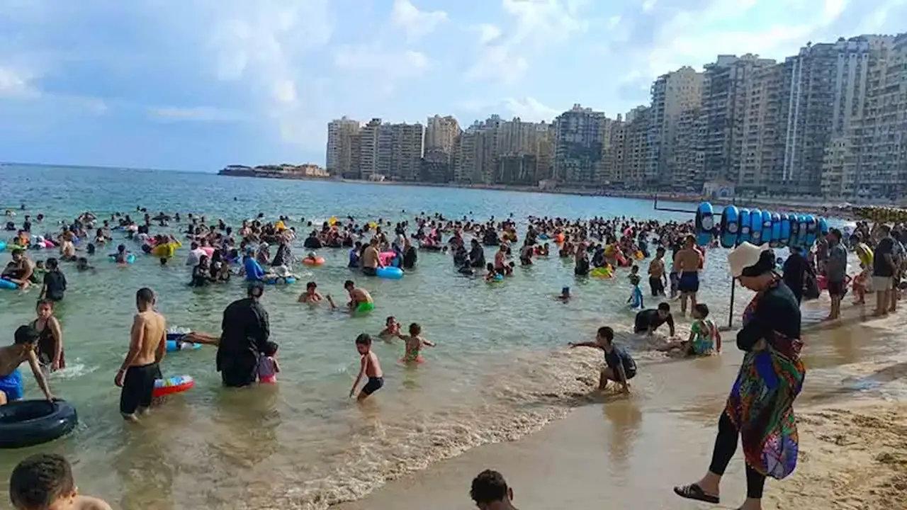 تغيير مفاجئ في نسب الإشغالات وألوان الرايات بشواطئ الإسكندرية – صور
