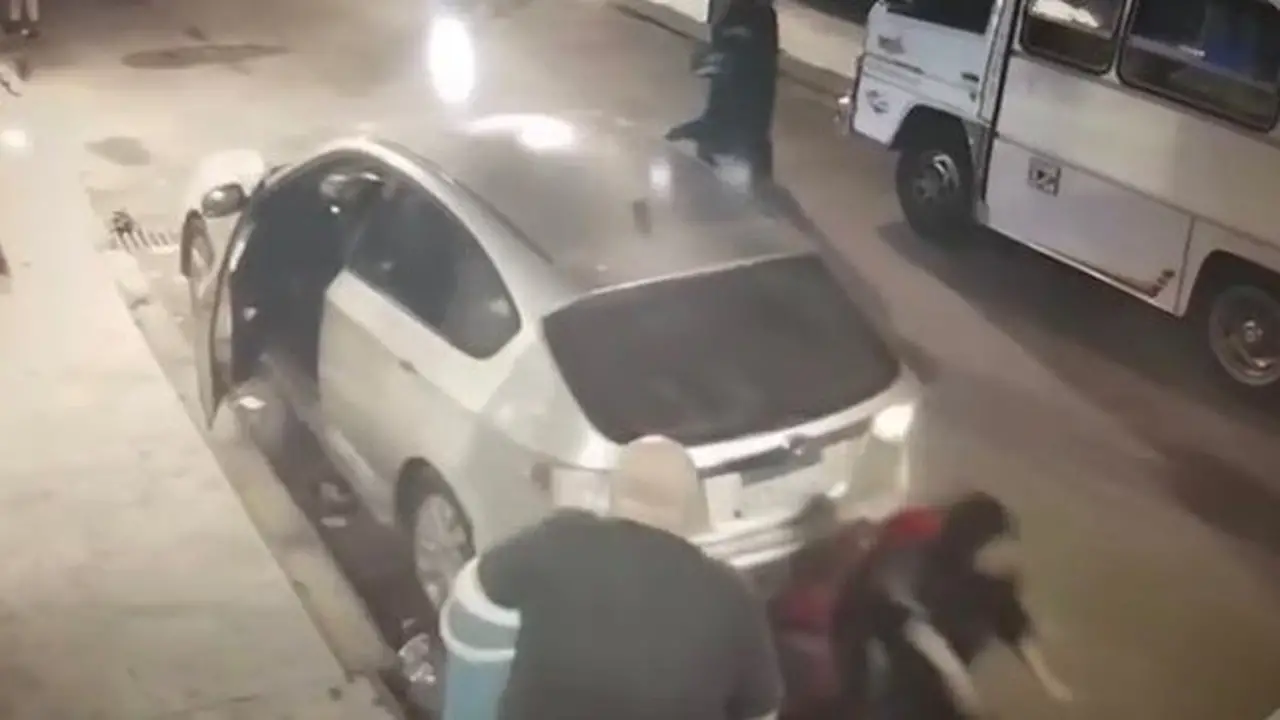 حادثة صادمة في الإسكندرية: سيدة تصدم أشخاصًا بسيارتها في الشارع