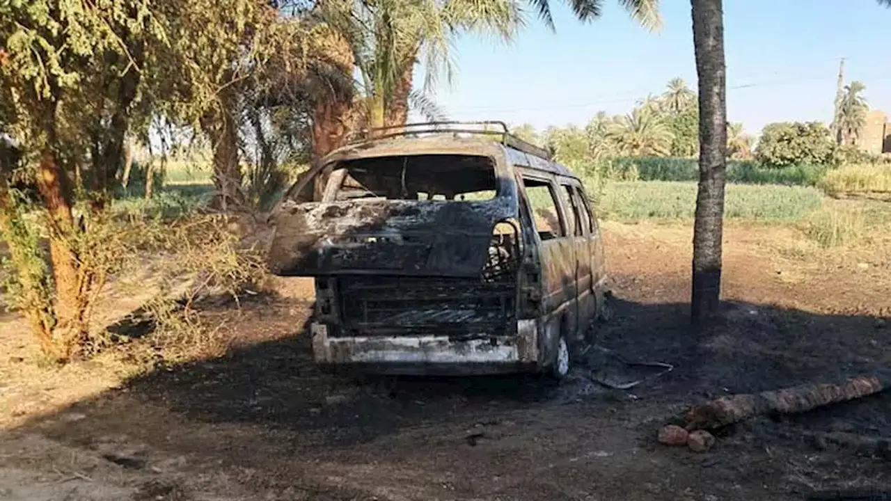حريق يلتهم سيارة بالكامل في نجع الطويل بالأقصر (صور)