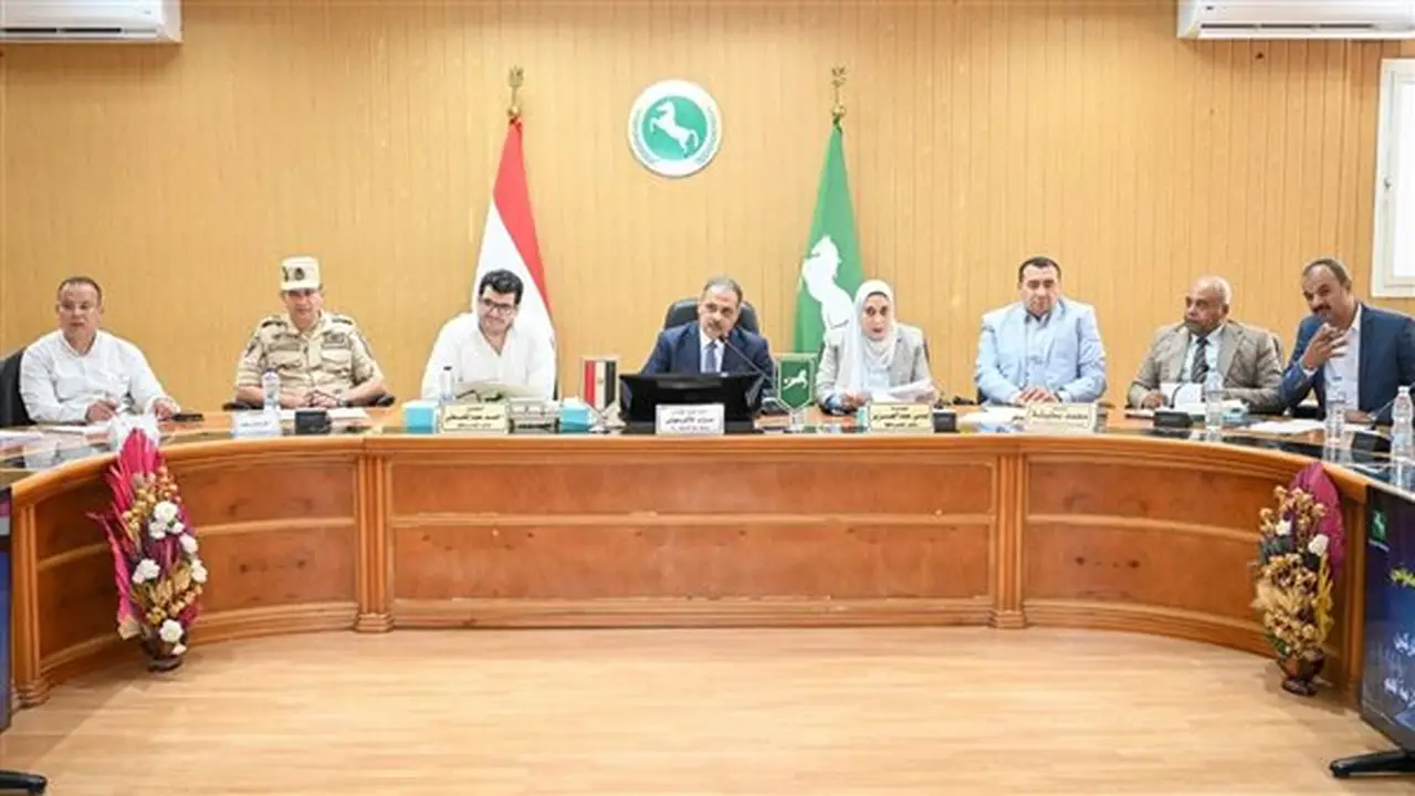 محافظ الشرقية يعلن عن 13 فرصة عمل و6 مساعدات عاجلة و11 كوبونًا للأسر الأولى بالرعاية