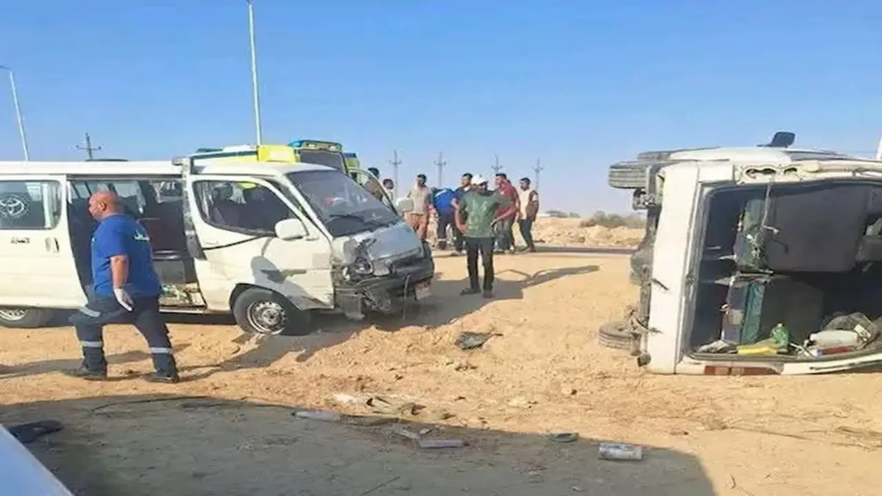 مصرع شخص وإصابة 8 آخرين في تصادم 3 ميكروباصات بالبحيرة